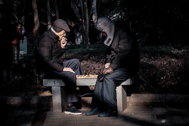 年过四十，可能有人会说，人生过了一半了，还有半生可以奋斗。其实不然，根据最新