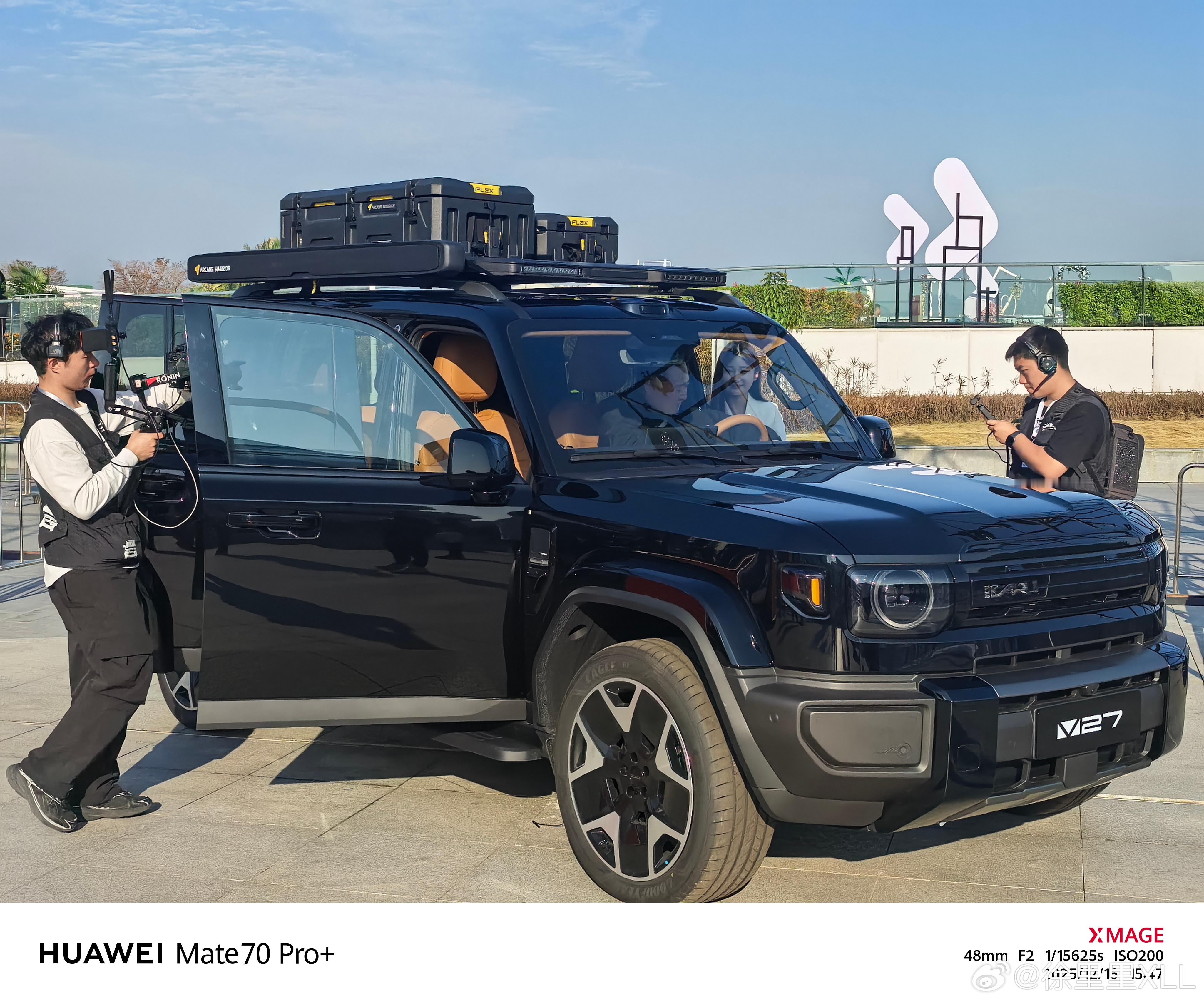 单论设计来说，V27会是这个级别最帅的方盒子。很有本田摩托车上的现代复古味道。挡