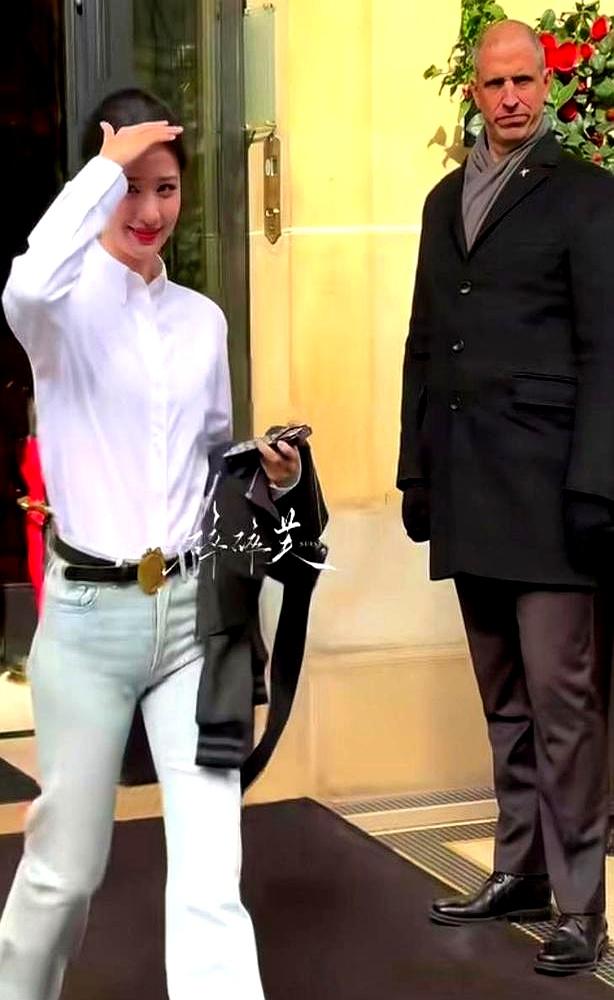 172cm衣架子王楚然，穿牛仔裤被嘲五五分。机场出发时，白衬衫搭黑格夹克，浅