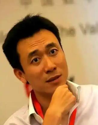 2008年，土豆网创始人王微在婚姻期间与芭蕾舞演员谭元元产生感情纠葛，回家要求妻