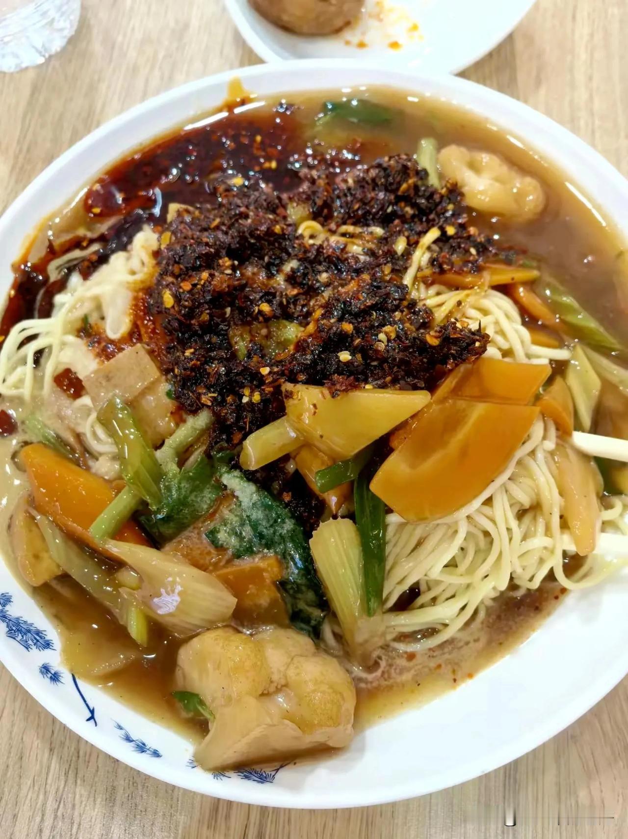 对西安的凉面和兰州的凉面做了个对比，图一是兰州凉面售价9元，图二是西安凉面售价1