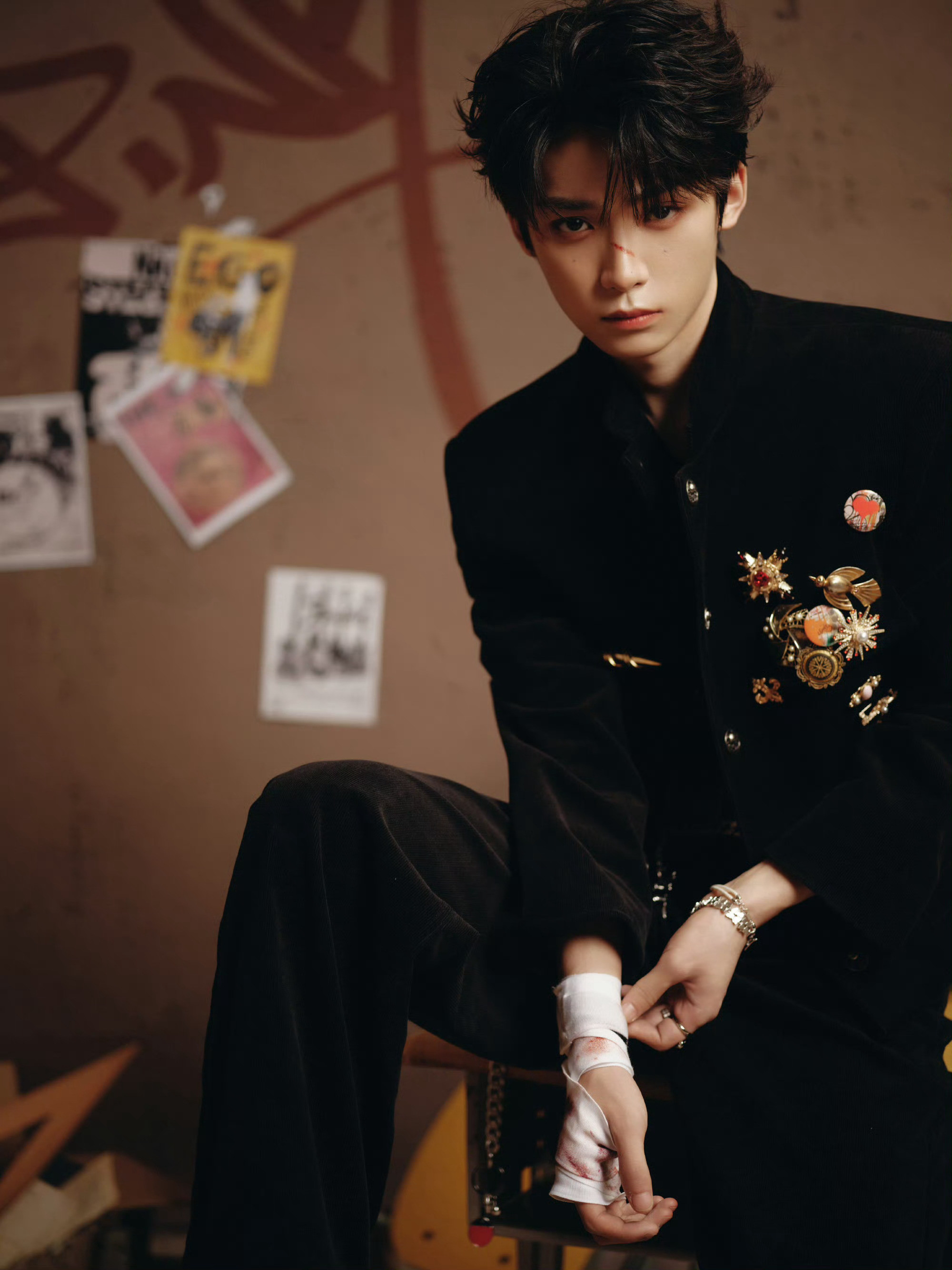 梓渝绷带上画了小鱼绑带妆也太有心了，画着的小鱼太有爱了​​​