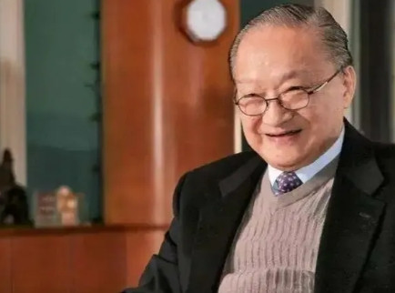 1976年，金庸爱上服务员林乐怡，坚决与二婚妻子朱枚离婚。朱枚痛苦万分！作为武