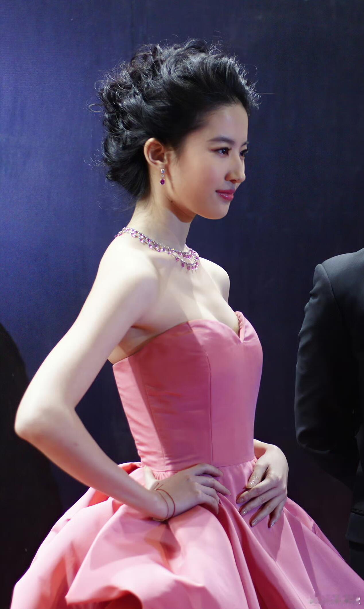 “我穿什么颜色都挺好看的”​​​