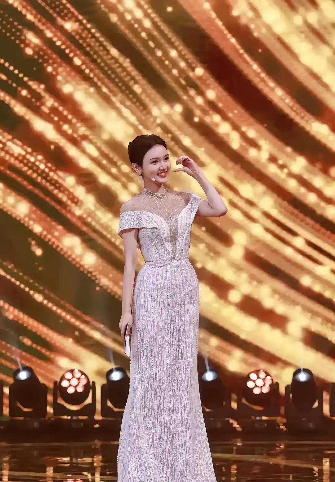 央视最近办了件挺明智的事——让36岁的龙洋来接替董卿，这事儿在网上吵了整整七年。