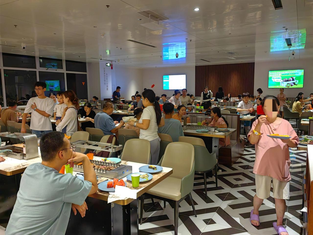 这个餐厅“爆了”，目测有一万人在吃饭，等了半个小时，根本没有桌子，举目四望，呜呜