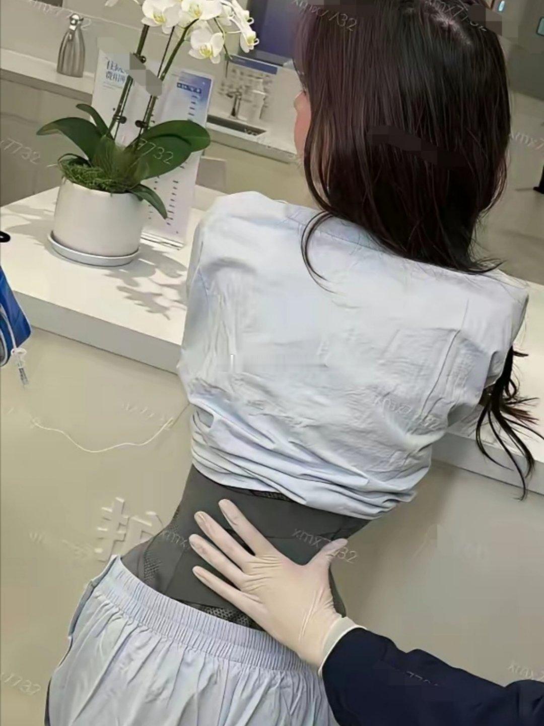 韩安冉又作妖了，她把肋骨软化了，做出这种折角腰，腰只有巴掌大，却连健康都不要了。
