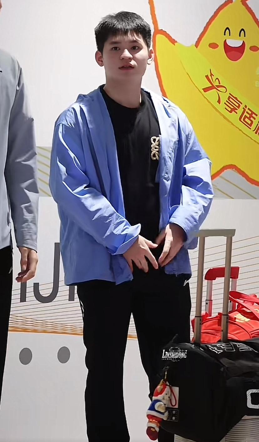 国乒队员返回北京，不管输赢，大家个个表情很高兴，尤其林诗栋，整个人很放松，进8强
