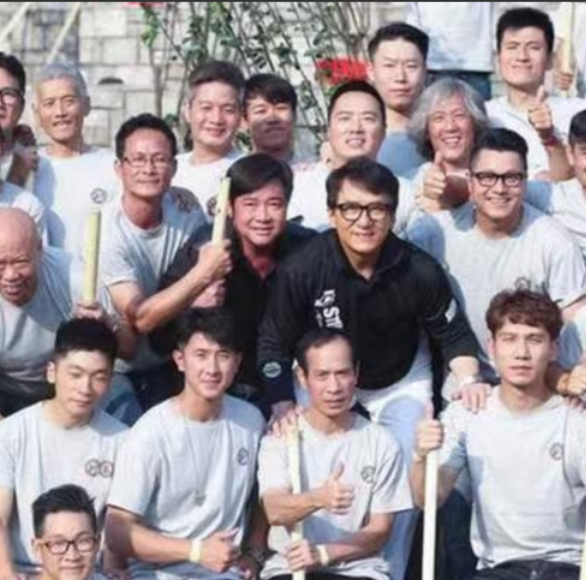 1990年，成龙在摩洛哥沙漠拍摄《飞鹰计划》，成家班有人要求涨工资，结果拍摄完成