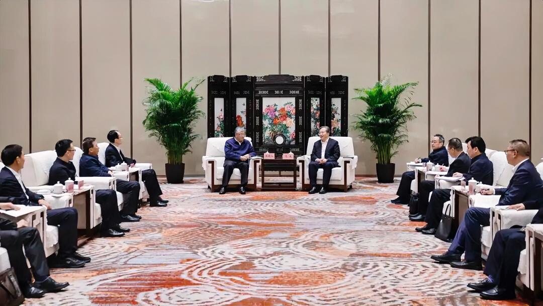 12月2日，市委书记范波会见了中国机械工业集团有限公司（简称“国机集团”）党委书