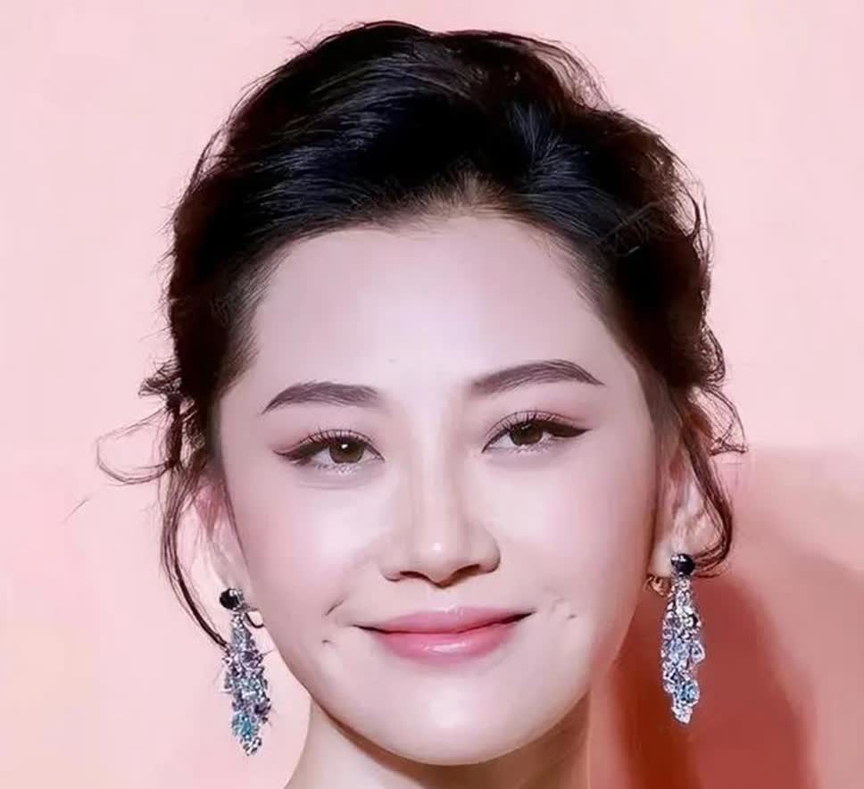 56岁许晴私下聚会放得开，包臀裙展辣身材，依偎男友笑容如少女！