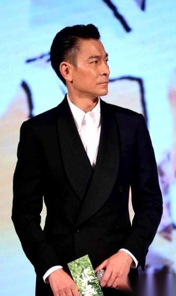 1994年，东京，一场采访。日本记者把镜头推近，对着李连杰的脸，话里藏着刀：“