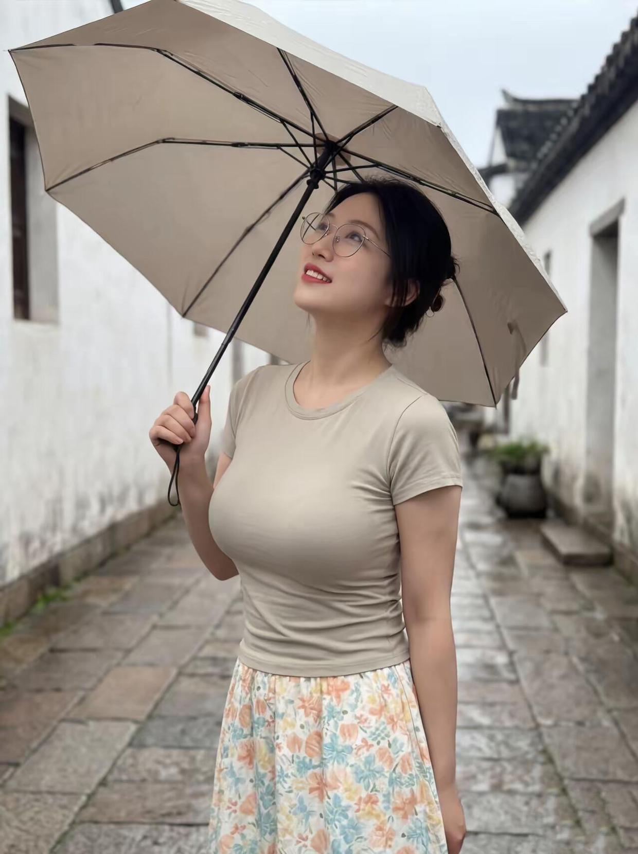 江南雨巷雨丝把青石板泡成我想你的形状每一道裂缝里都藏着你去年的脚印我撑着