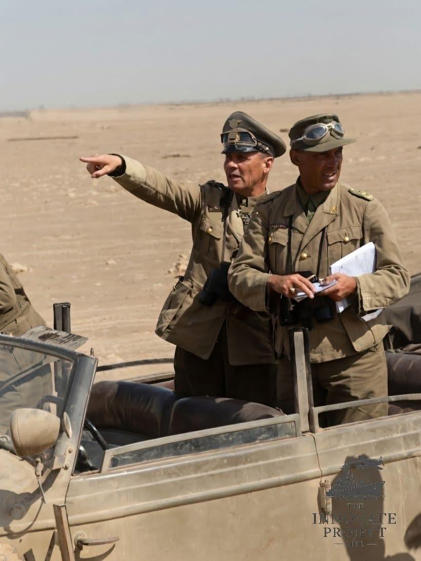 看环境就是在二战北非战场，看图提问，隆美尔旁边的是谁呢？老照片