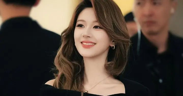 赵露思宝格丽活动优雅亮相：抹胸黑裙勾勒曼妙曲线，颜值持续在线