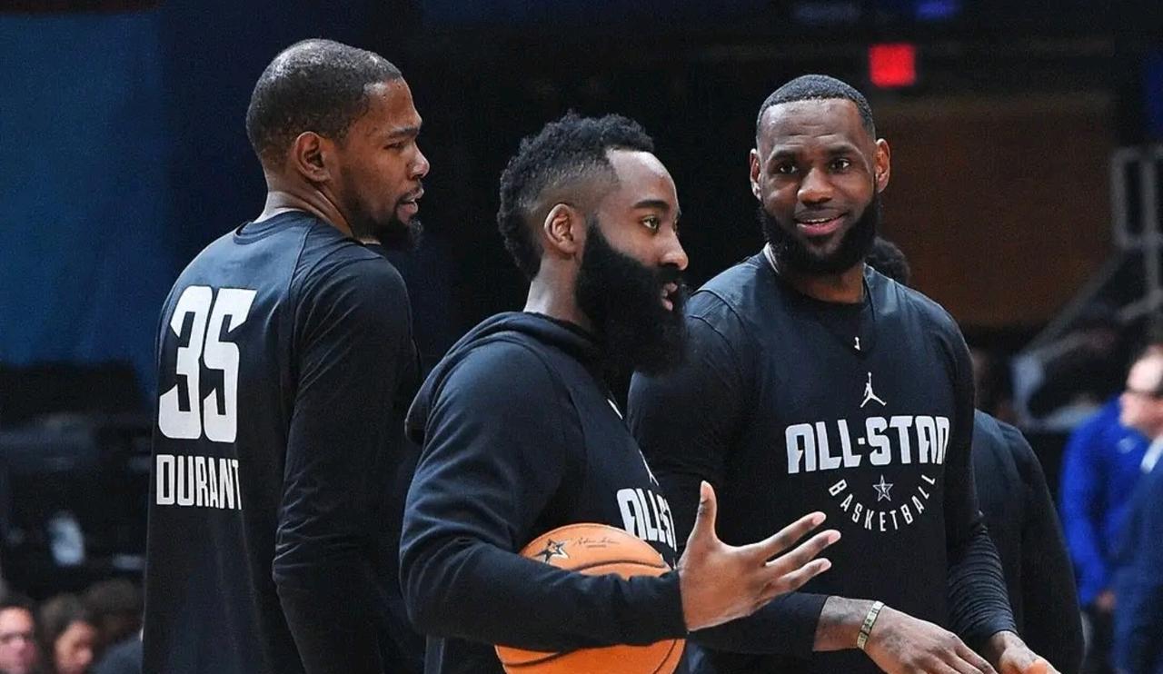 如果不卖小卡、哈登，就把祖巴茨那几个有交易价值的都换掉想卖加福德，我船干脆用祖