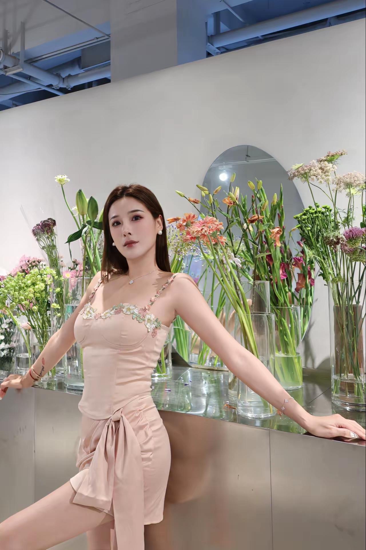 优雅花艺背景下的迷人穿搭，尽显女性魅力！🌸💃