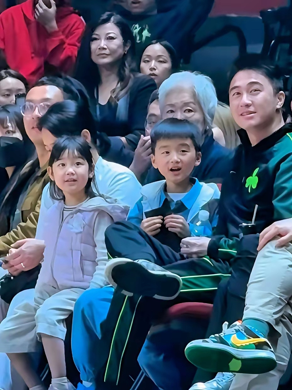 何猷君带女儿和儿子现身澳门看东超，两个宝宝看的很投入！有一说一，两个孩子蛮可爱的