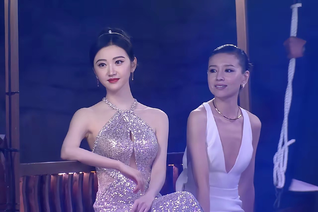 景甜真的不愧被称为“人间富贵花”，真的和谁同框从来都没输过呢！​​​
