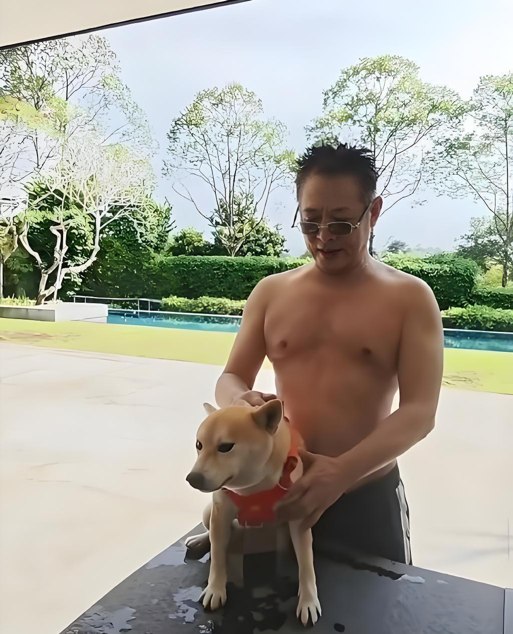 李连杰身材是经常健身的身材。李连杰近期的游泳照片，可以看出，李连杰虽然没有那种很
