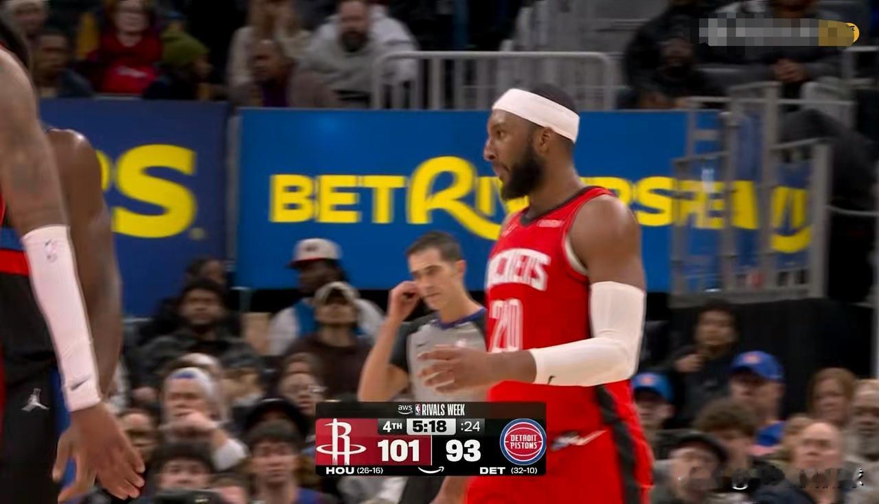 火箭悍将奥科吉真是活该被乌度卡教练重用！在今天火箭客场以111：104战胜活塞的