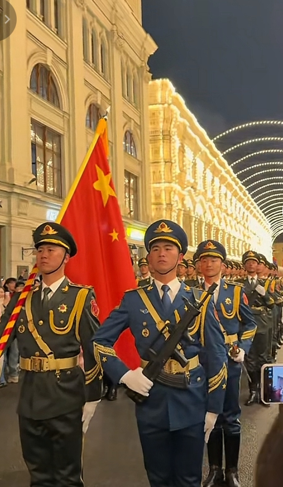 去越南的118名仪仗兵只是解放军三军仪仗队的一部分，咱们的整个仪仗大队属于团级编制，人数大约是700