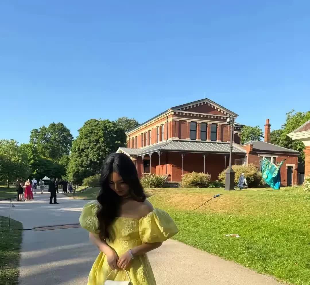 李湘花钱上英国王室的慈善活动，白天的慈善活动，李湘母女着晚装就去了，看得出来，李