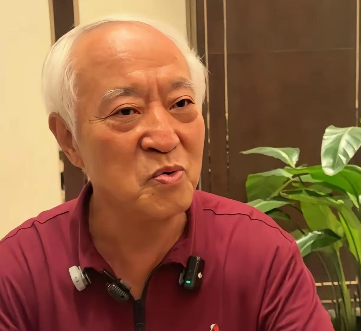 不知不觉牛群也满头白发了。当年他和冯巩在台上珠联璧合，《小偷公司》《巧立名
