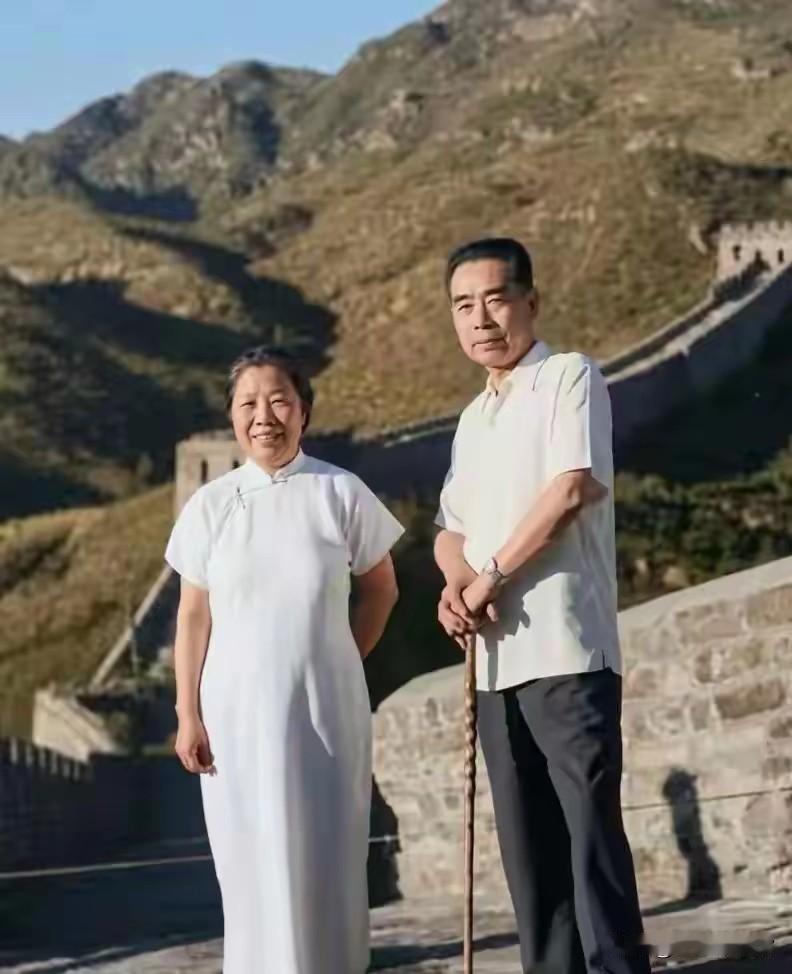 这是特型演员扮演的周恩来总理与邓颖超同志，二人立于长城之上。长城见证山河壮阔，复