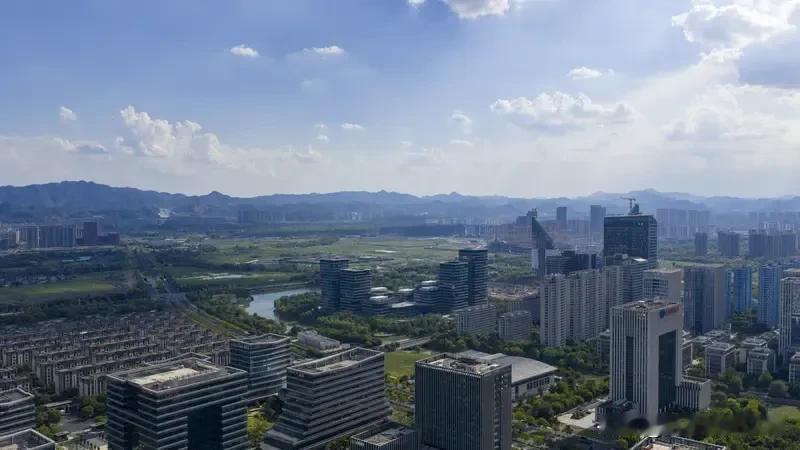 杭州教育格局正在大变样，11校扩建、8校新建这波操作太猛。余杭区9月开学就有8所