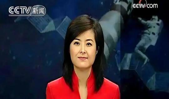 2015年，42岁的“央视名嘴”张泉灵辞职后，趁60岁的老公不注意，带着147万