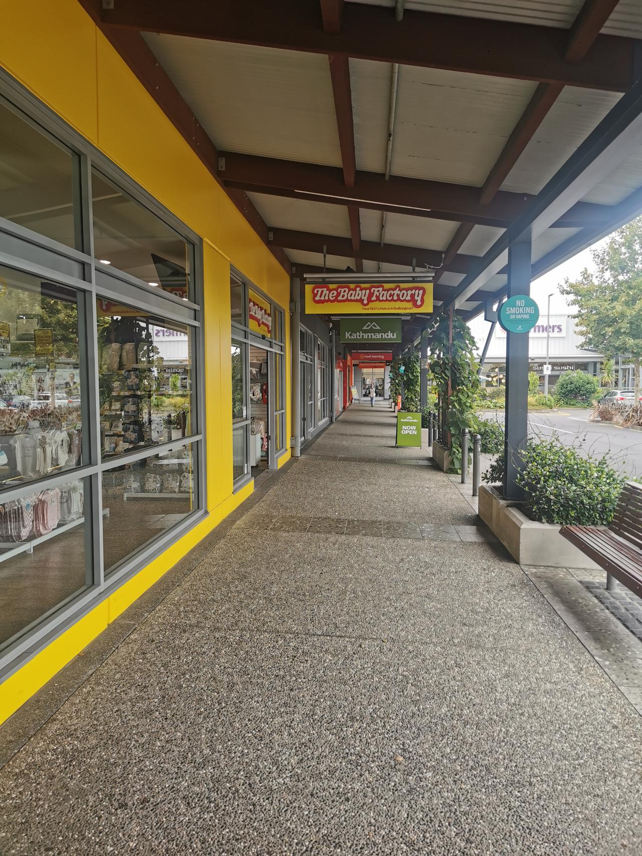 哪里的经济都不是太好，你看，这是奥克兰东区的一个商圈，附近比较有名的商业广场，都