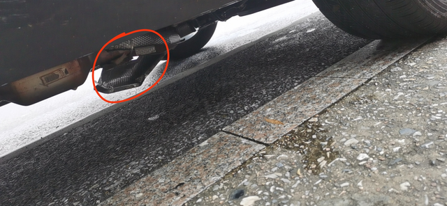 这个东西是啥有可能会自然脱落吗今天停车往车底瞄了一眼，看到这个东西