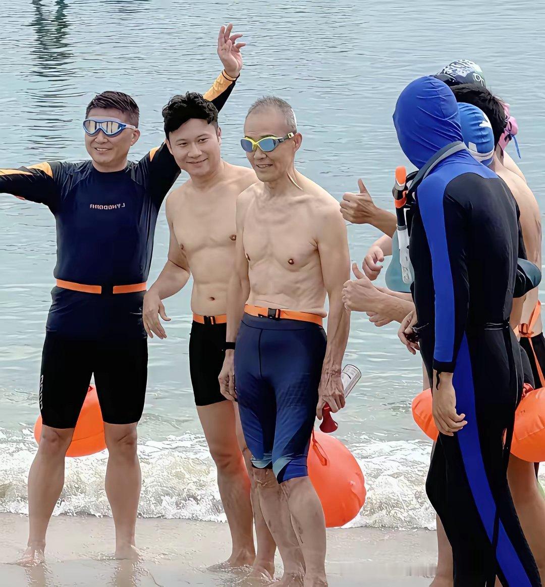 王石还不知道自己已经老了！他这辈子一直被人簇拥着，习惯了，走到哪里都是被人捧着