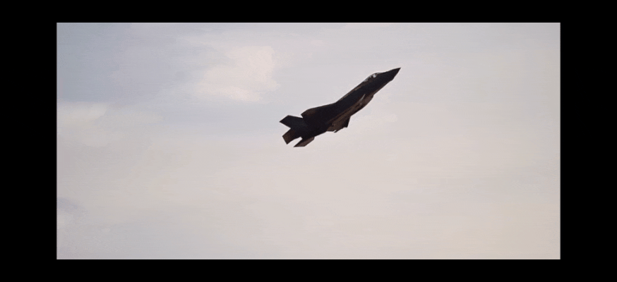 美国空军F-35A隐身战斗机在飞行表演中抛撒红外干扰弹。F-35A虽然有很好的