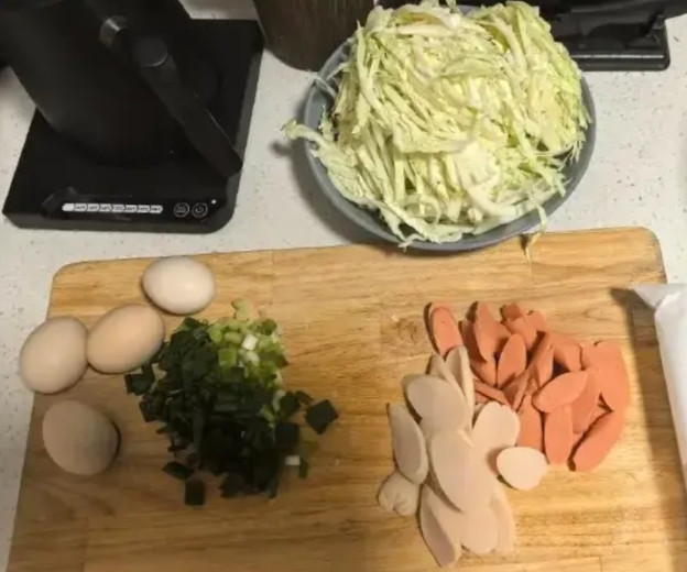 男方从来不主动找你，也不主动发信息，但你主动，他都有问必答，会回应，他为什么会这