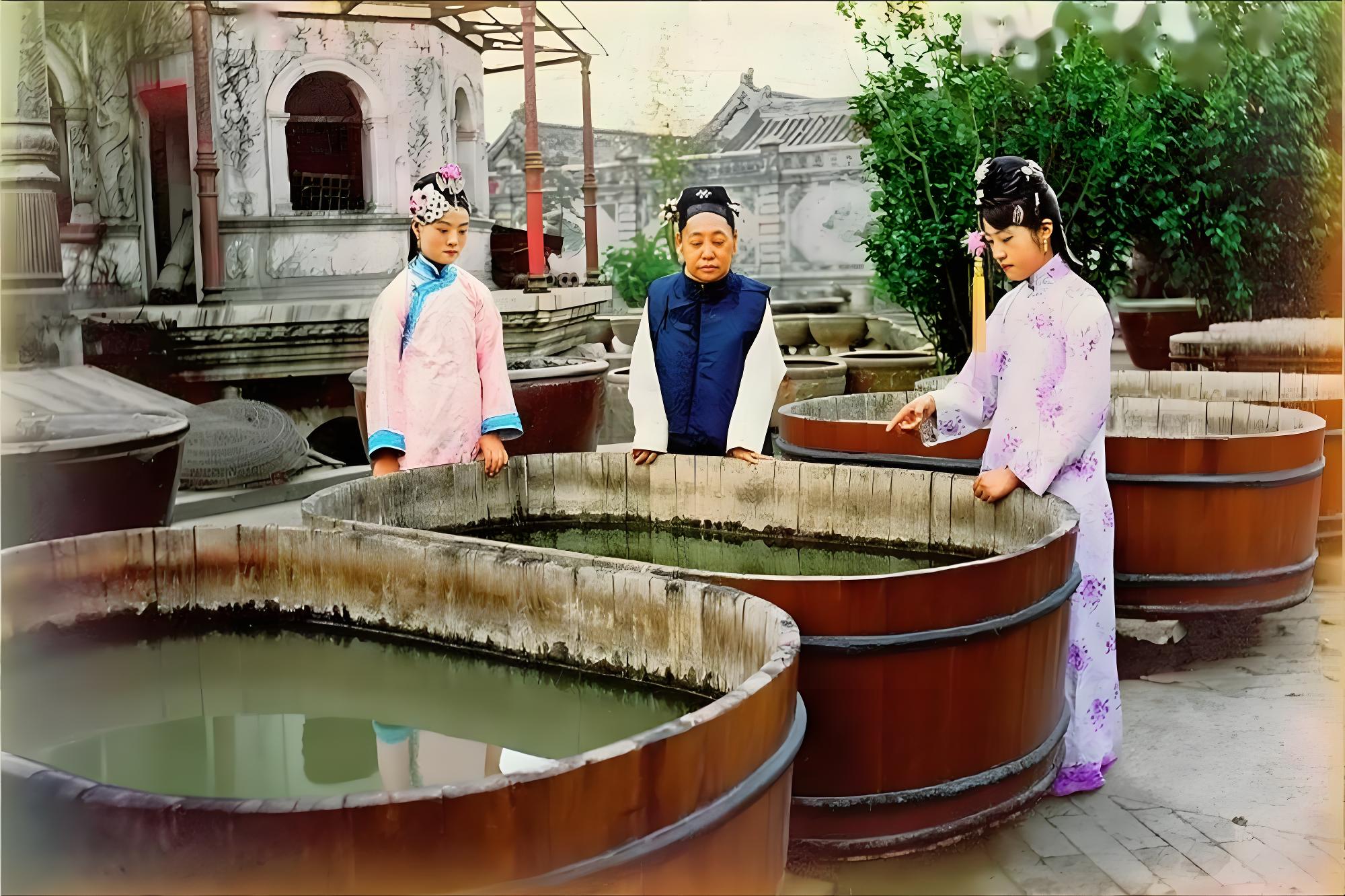 图为端康太妃——即瑾妃（中）和溥杰原配唐石霞（右）等在延禧宫观赏金鱼​​​