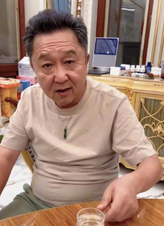 千万别被于谦给骗了！大多数人看到的于谦，是相声舞台上随便被开玩笑的他，是综艺节
