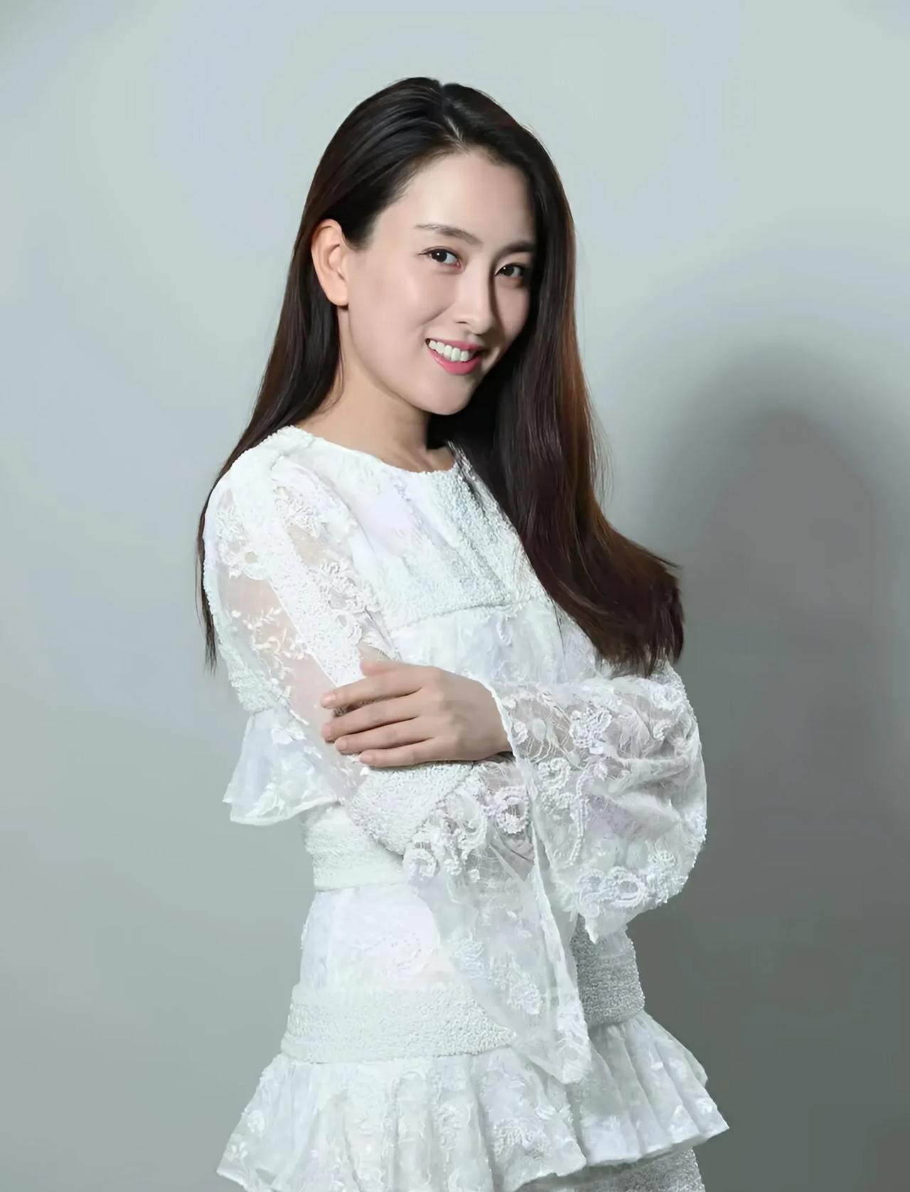 马苏白色蕾丝短裙美照释出，笑意间晕染温柔氛围