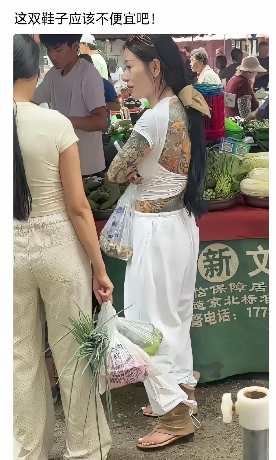 如果她没有这一身的纹身，她还会选择这种衣服吗？我觉得大概率是不会的，这个衣服