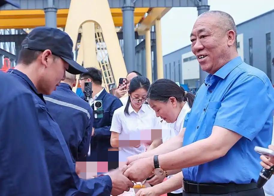 河南矿山崔培军被称“最实在老板”！公司2025年净利润2.6亿，他兑现“挣一块分