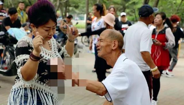 哦，那些公园跳舞的老头们最近在手机上刷了好几个视频，都是说公园跳舞的老头们的。