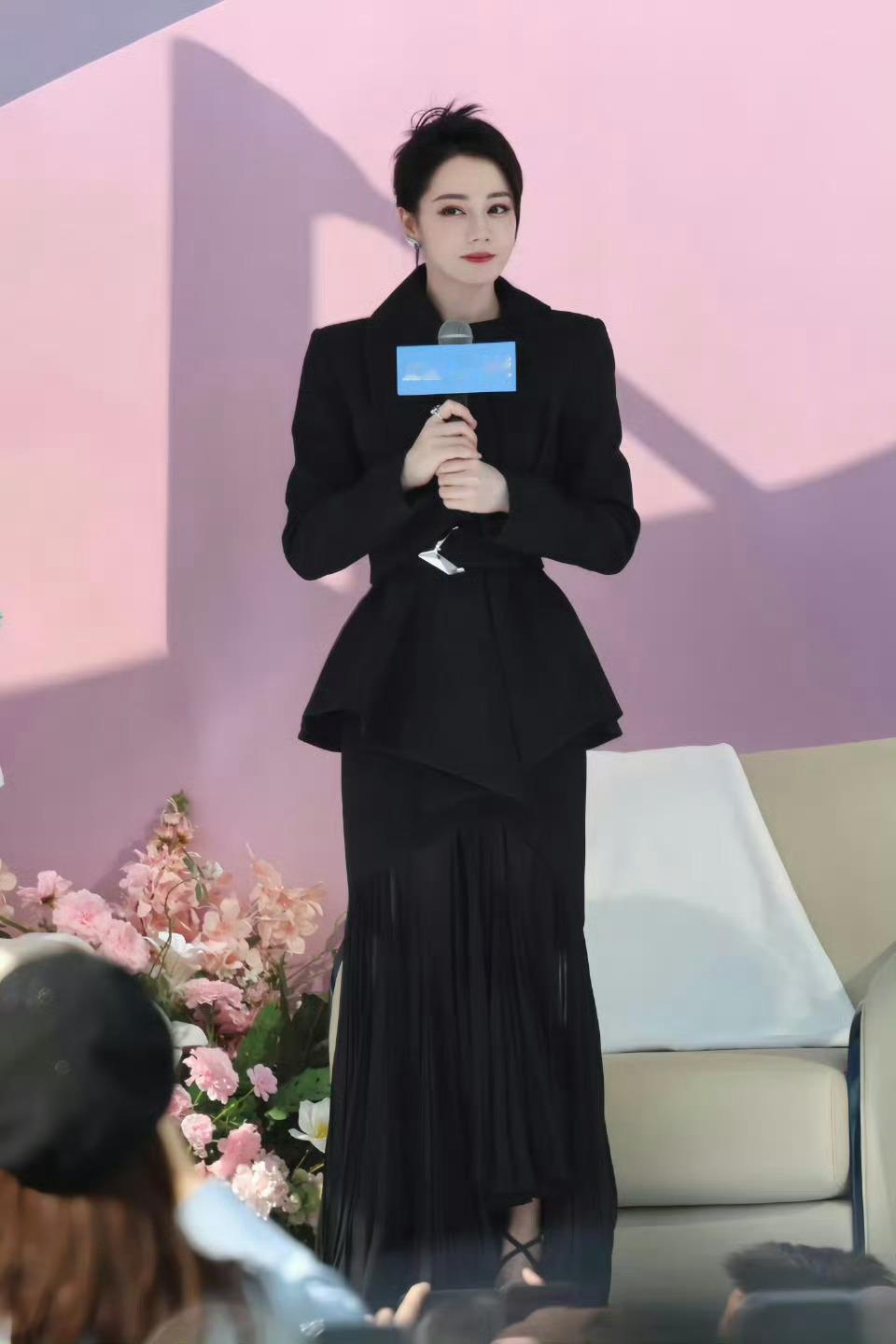 热巴南京线下活动人气爆棚呀，热巴状态太棒了，造型太美了