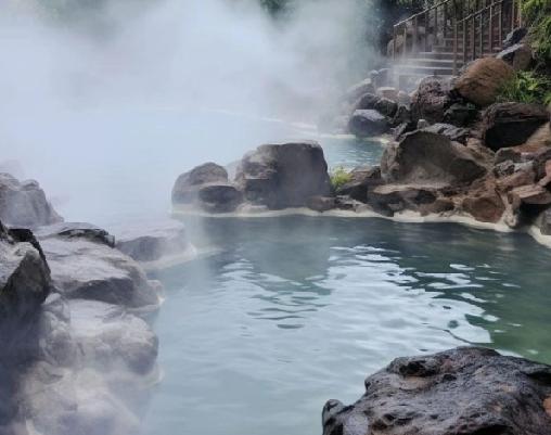 河南巩义河洛镇源村村，最近冒出了个52℃的天然温泉，村民和游客都乐开了花！这