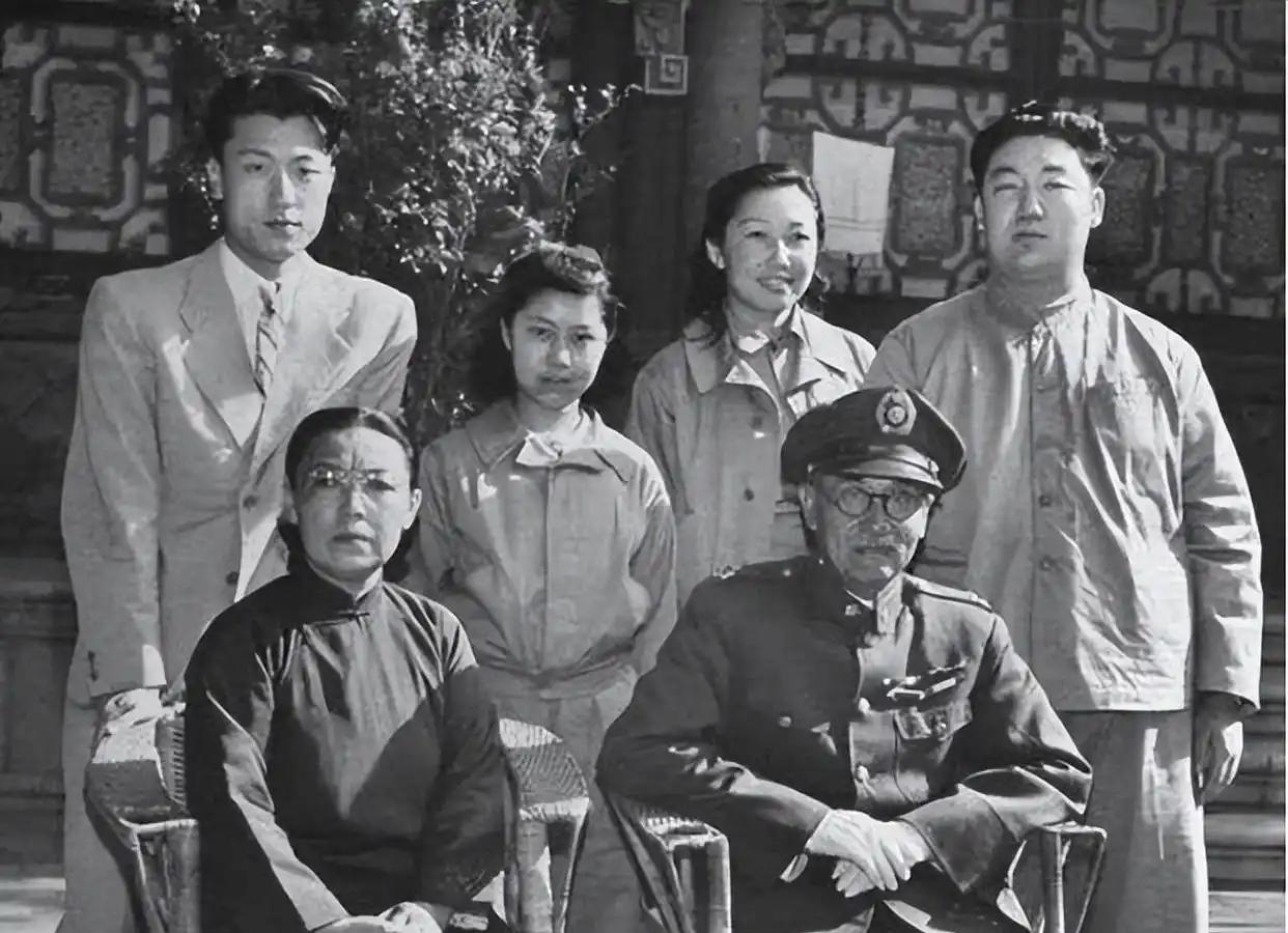 1914年，31岁的阎锡山，娶了14岁的小妾，结婚当晚，阎锡山对小妾说：“你躺下