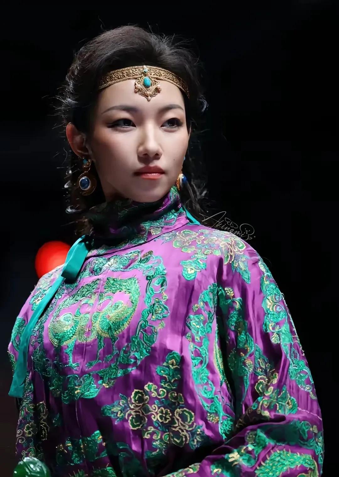 如果她的外公真的为和平解放内蒙做出了杰出贡献，利国又利民，那么他的女儿和外孙女只