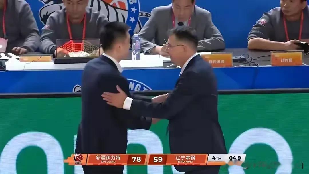 杨鸣是因为这3点才申请辞职的。1、球队这4连败都是同样的情况输的，第四节单外援