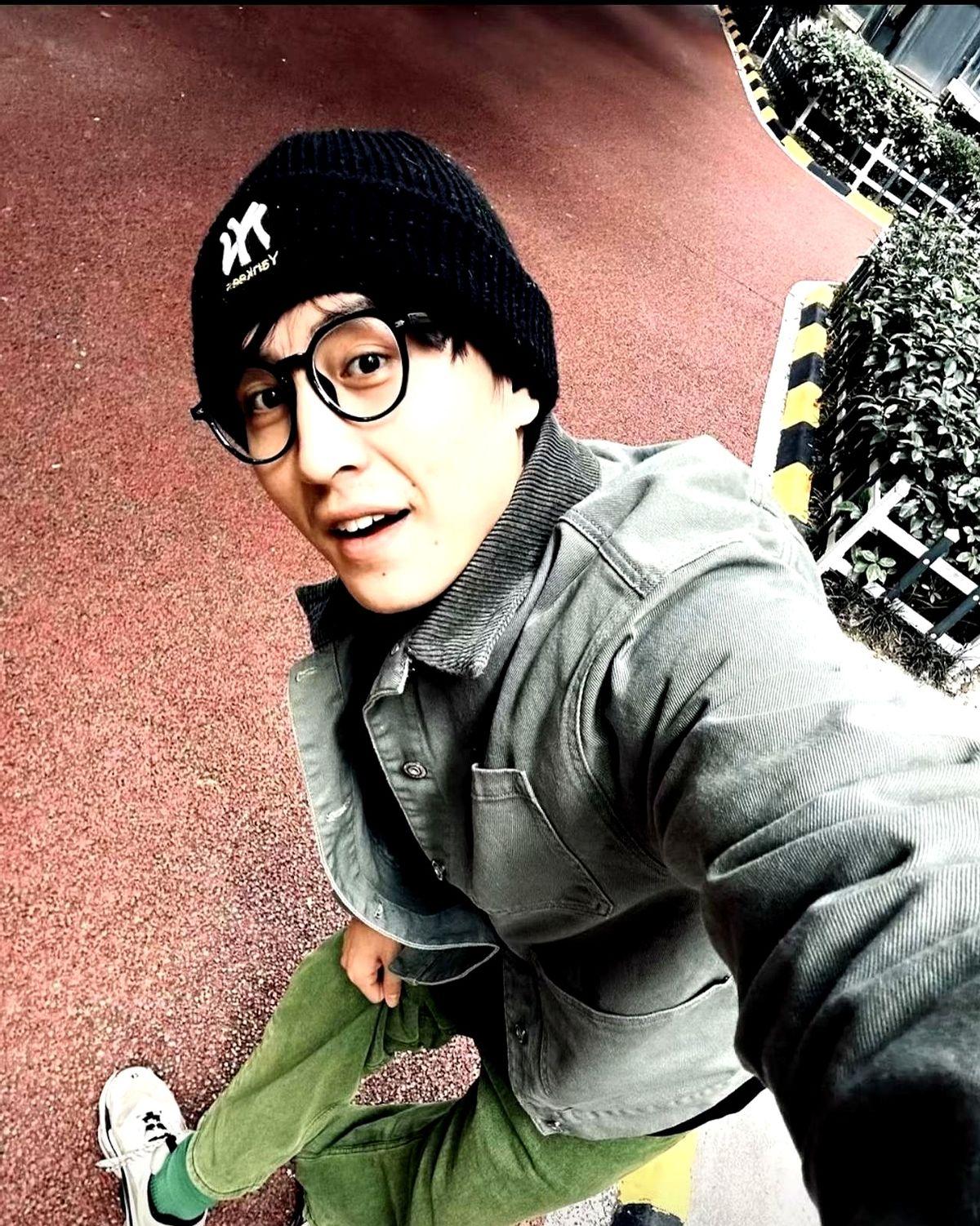 绿裤子藏着他的底气导演让他别再穿绿，说观众要成熟男人。刘萧旭把绿鞋子换成黑，