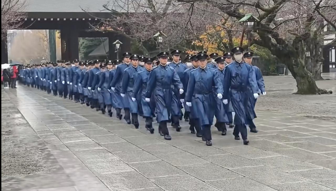 日本没救了。日本防卫大学集体参拜靖国神社。日本防卫大学数百名学员，每年都会