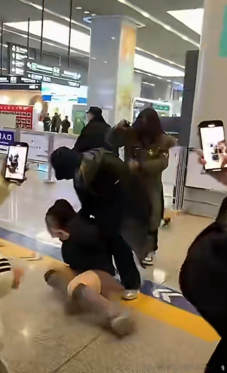 灵超机场打粉丝灵超机场打粉丝部分目击者称灵超存在拽头发、推倒等...话说，真